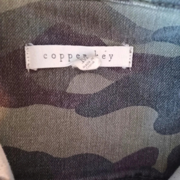 Copper Key Camo cropped jacket womens size medium - Picture 3 of 4